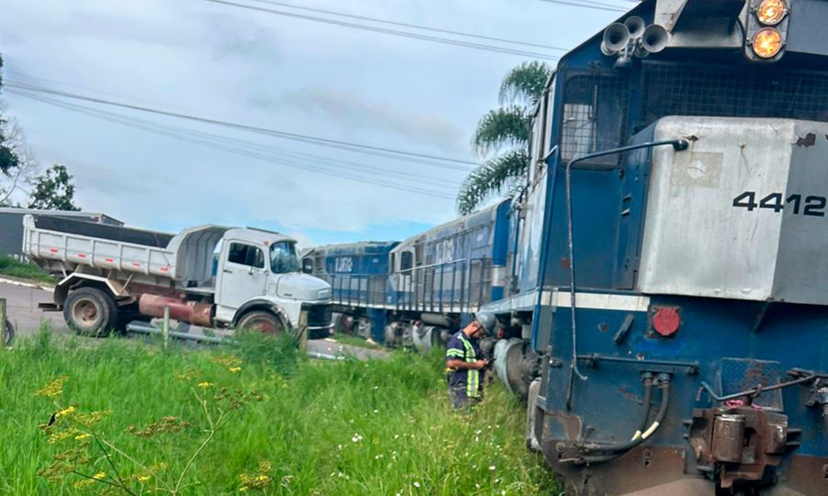 acidente-caminhao-trem-tamandare