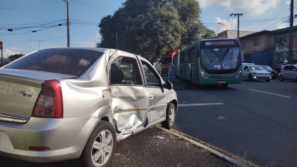 acidente-carro-onibus-pinheirinho
