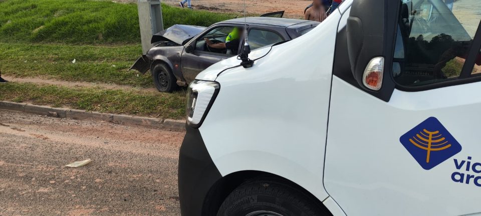 acidente-carros-poste-br-277-curitiba-2