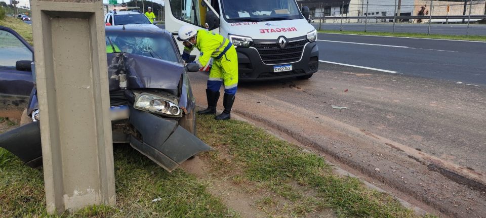 acidente-carros-poste-br-277-curitiba-3