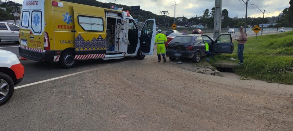 acidente-carros-poste-br-277-curitiba-6