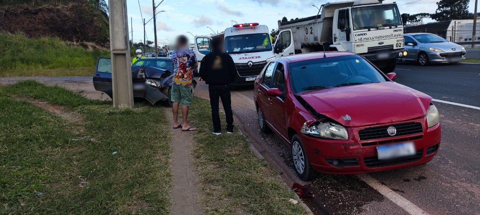 acidente-carros-poste-br-277-curitiba