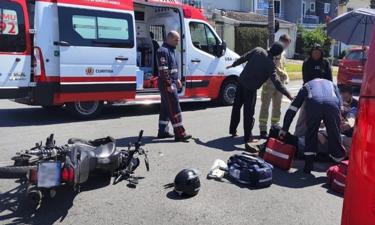 acidente-entre-moto-de-aplicativo-e-van-deixa-motociclista-ferido-capao-da-imbuia-veio-com-tudo-1