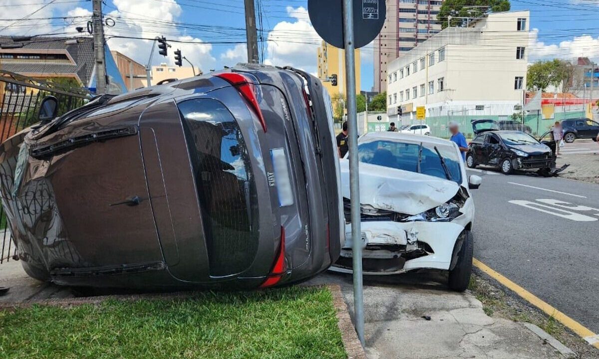 acidente-envolvendo-tres-veiculos-deixa-motoristas-e-passageiros-feridos-no-capao-raso-8