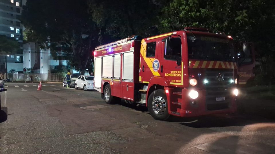 bombeiros-incendio-carro-portao