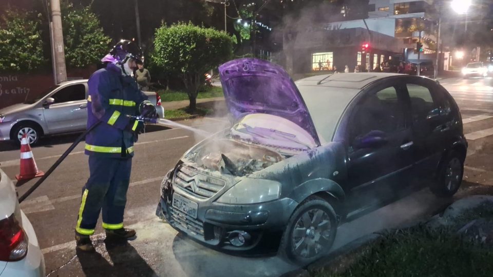 carro-chamas-portao