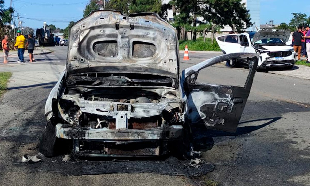 carro-pega-fogo-acidente-pinhais-2