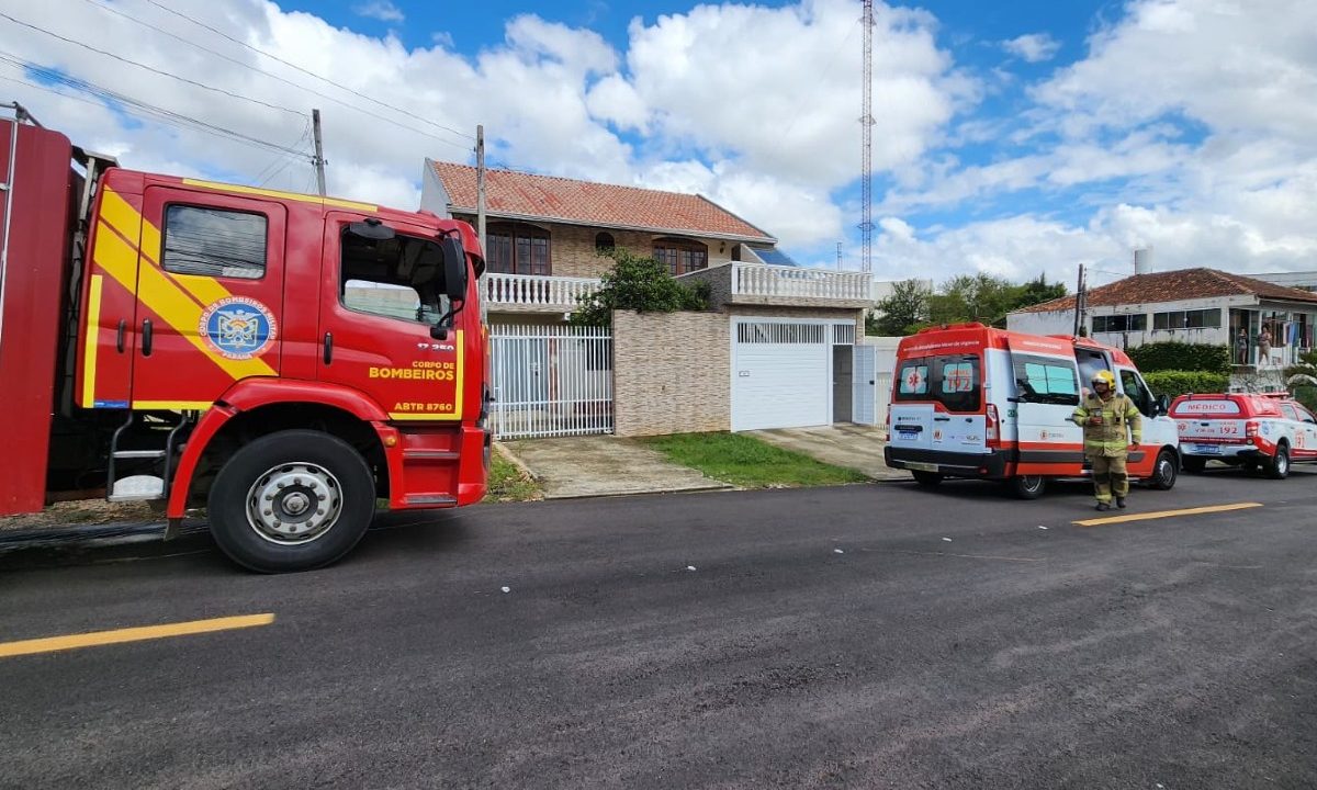 fogao-explode-dentro-casa-enquanto-familia-almocava-cic-tres-pessoas-ficaram-feridas