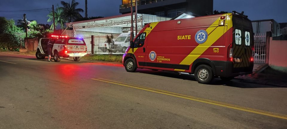 Homem é esfaqueado várias vezes durante assalto e tem carro roubado em Curitiba