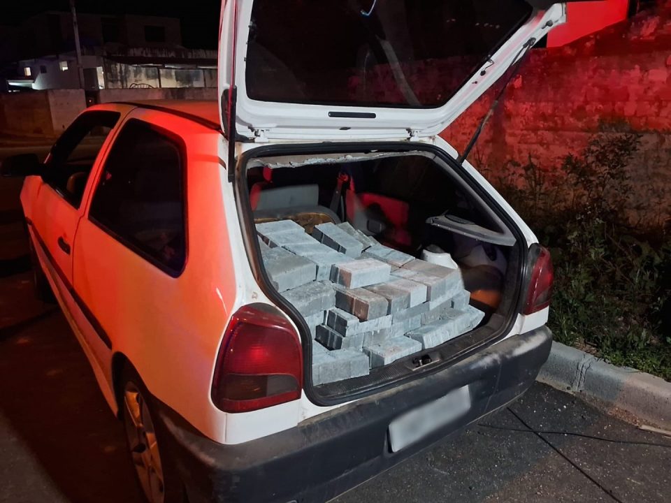 Homem furta blocos de calçamento para namorada
