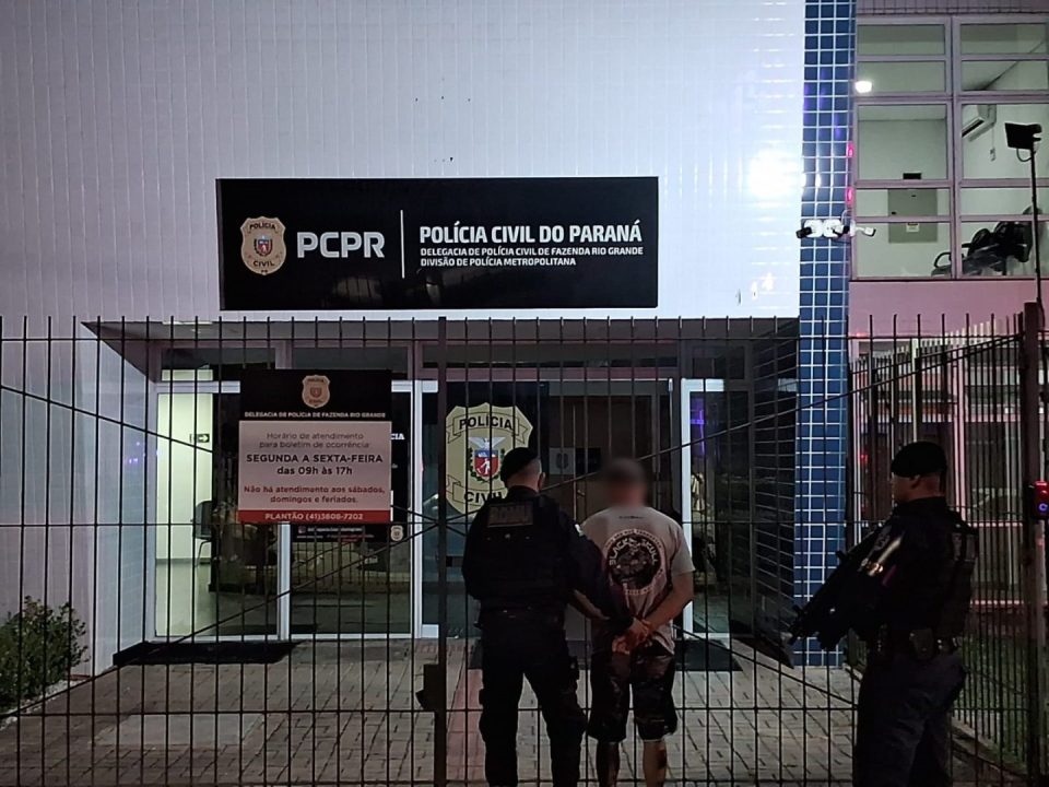 Homem furta blocos de calçamento para namorada