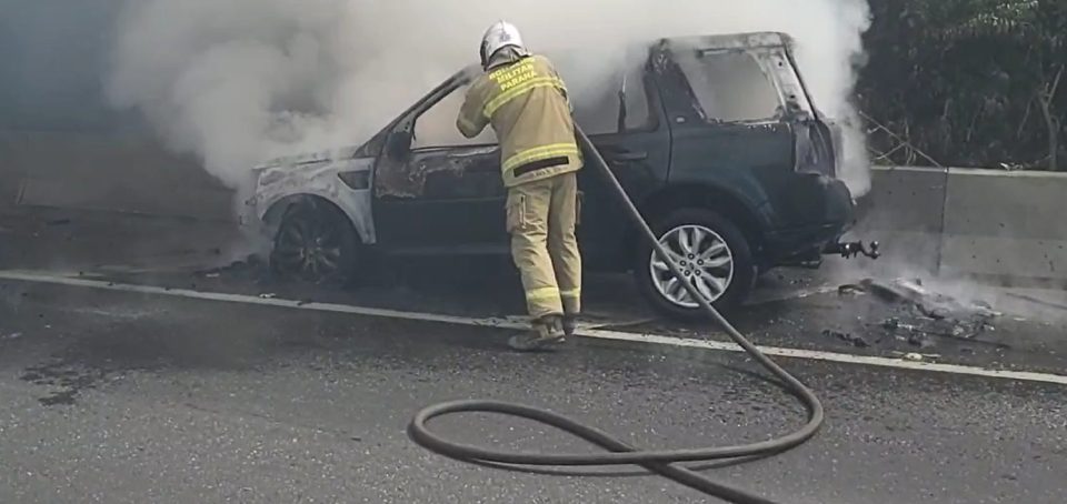 Land Rover pega fogo e é destruída na BR-277, perto do pedágio de São Luiz do Purunã; veja vídeo