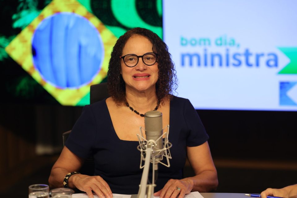 Inovação e indústria de transformação estão superando o agronegócio no crescimento do Brasil, diz ministra à Banda B
