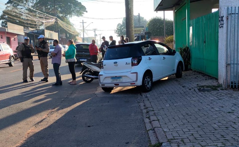mae-e-filha-feridas-acidente-carro-moto-campo-de-santana-1