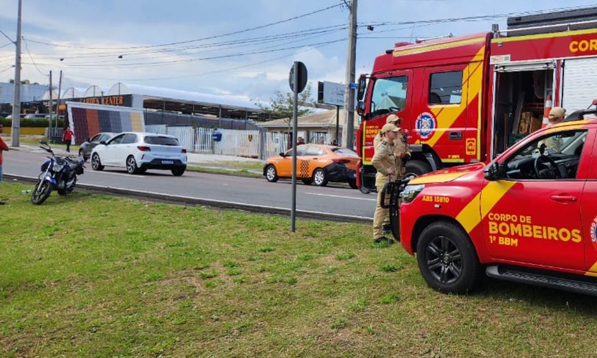 motociclista-e-garupa-caem-de-moto-apos-se-desequilibrarem-em-avenida-de-curitiba