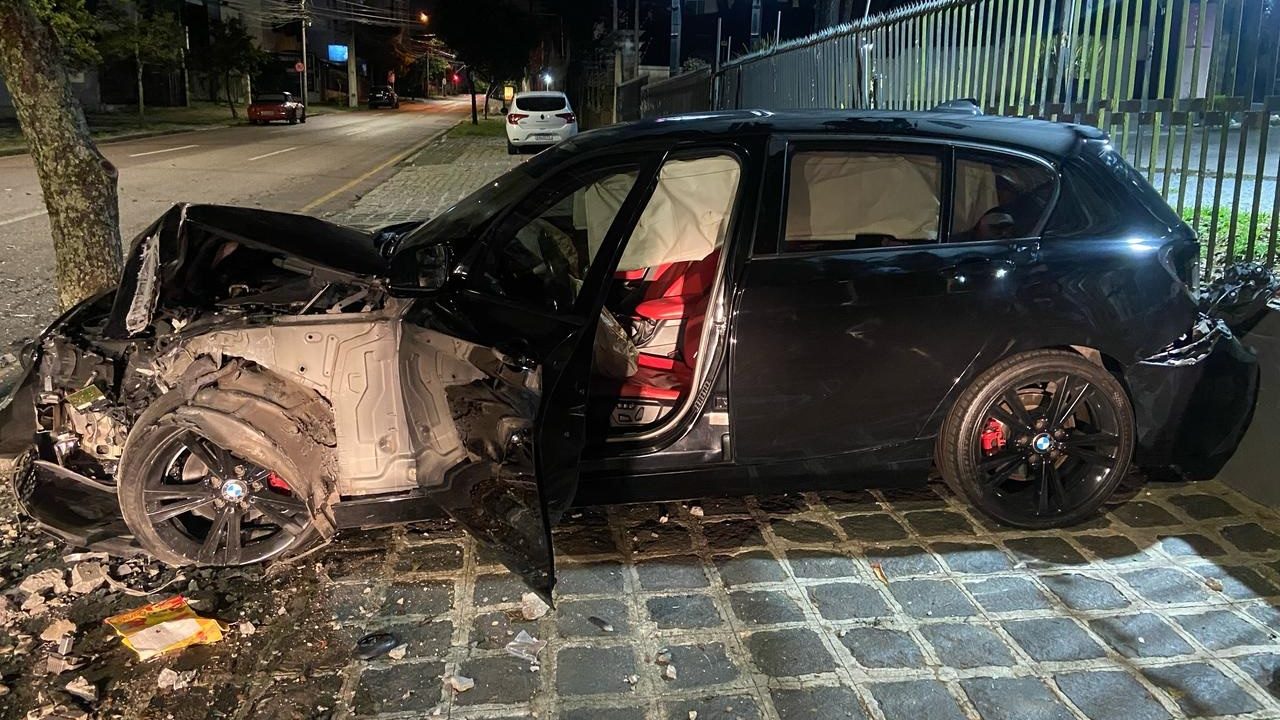 motorista-bmw-derruba-poste-alto-da-gloria-2