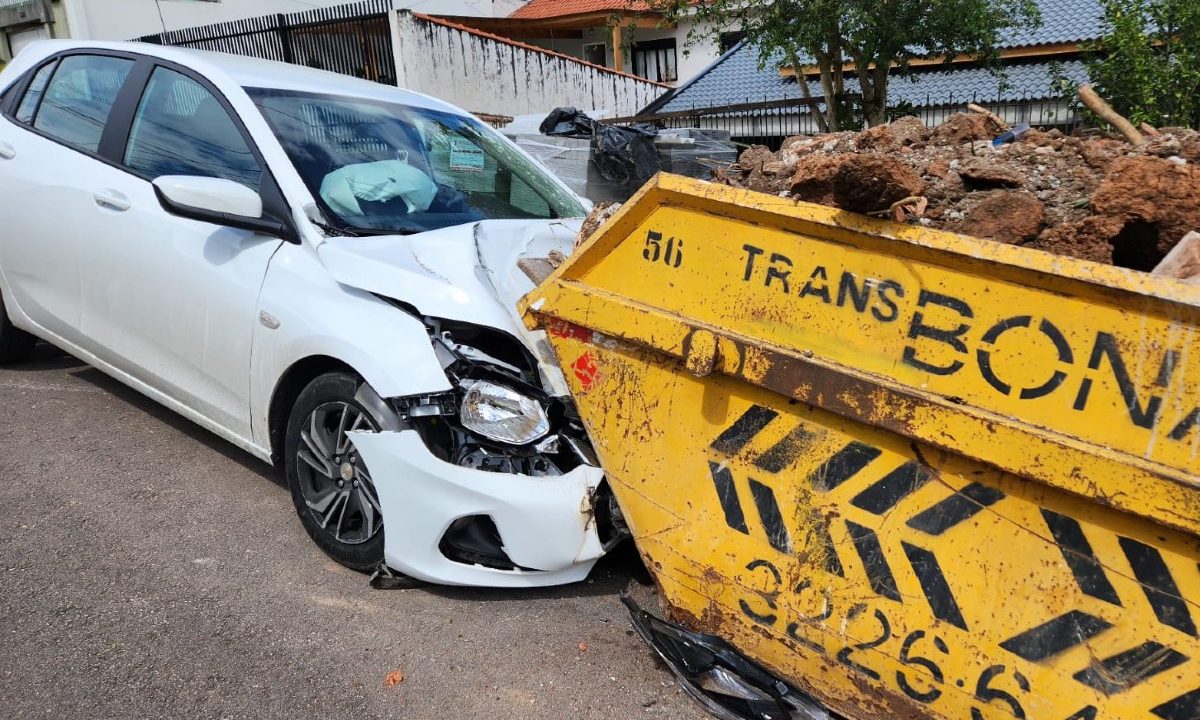motorista-desvia-de-van-escolar-e-bate-contra-cacamba-bairro-alto
