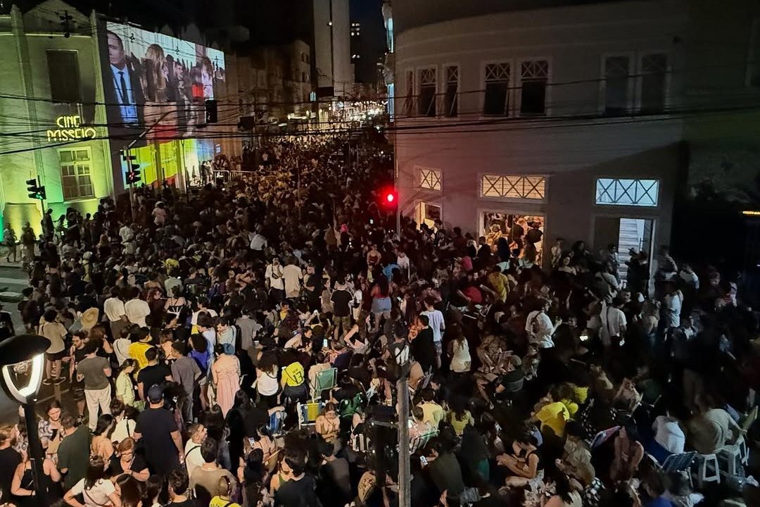 multidao-lota-rua-curitiba-oscar-ainda-estou-aqui