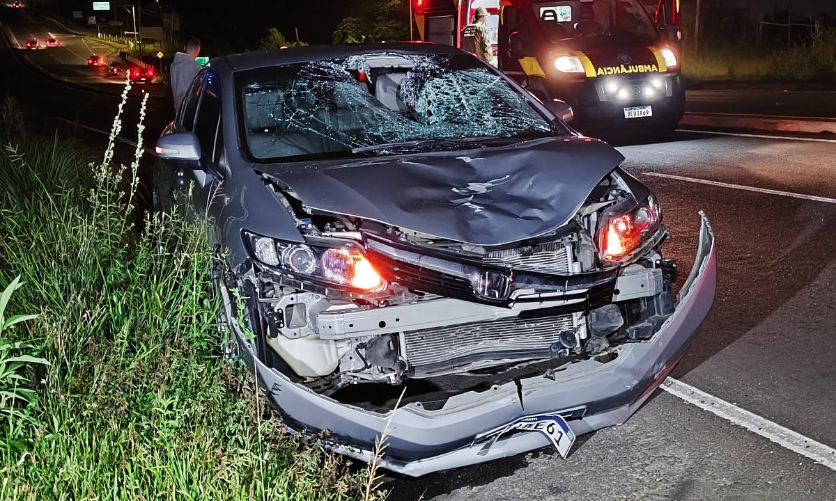 pedestre-morre-atropelado-ao-sair-matagal-e-atravessar-frente-carro-santa-felicidade