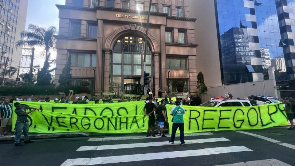 torcedores-do-coritiba-vao-ate-a-sede-da-treecorp-protestar-contra-gestao