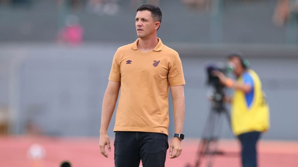 treinador-do-athletico-ve-saldo-positivo-no-jogo-e-detona-gramado