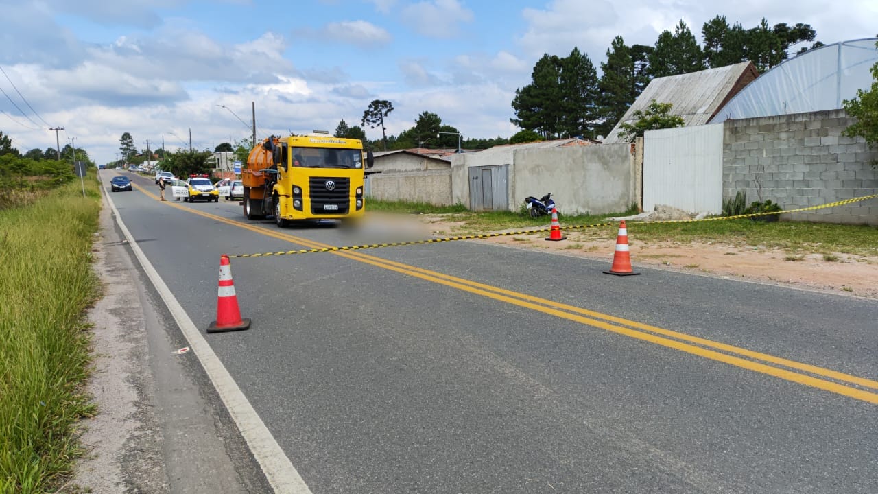 Mulher liga o pisca de moto, reduz para entrar em casa e morre atropelada por caminhão que vinha ‘embalado’ logo atrás