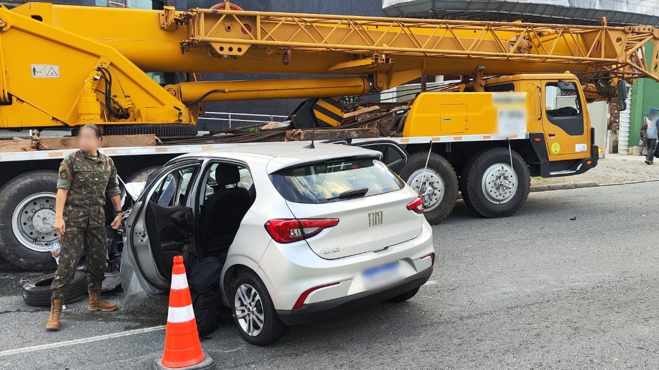 acidente-carro-aplicativo-caminhão-guindaste-curitiba-4