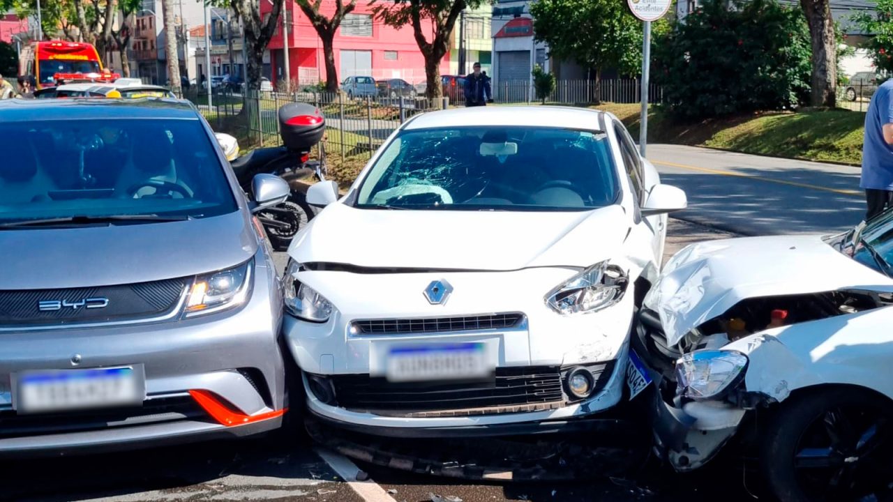 acidente-invade-pista-contrtaria-affonso-camargo