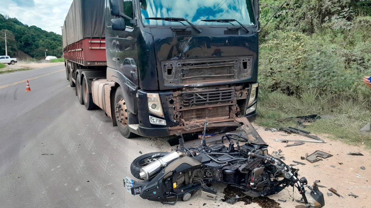 acidente-moto-caminhao-rodovia-dos-minerios-escapa-ileso-2