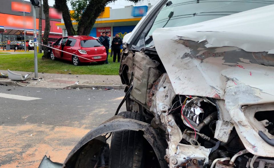 acidente-peugeot-contramao-meriva-fazendinha-1