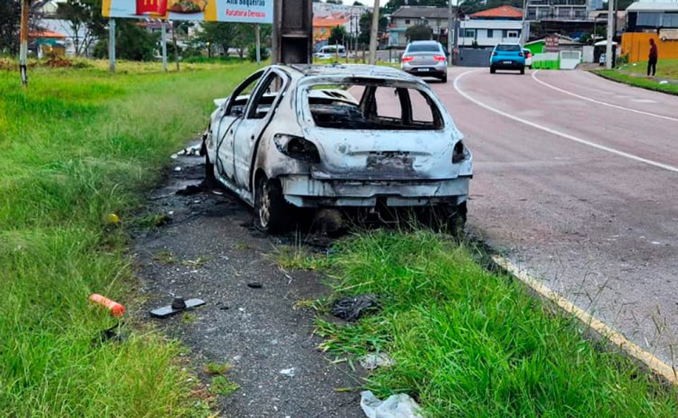 acidente-peugeot-pega-fogo-pinheirinho-curitiba