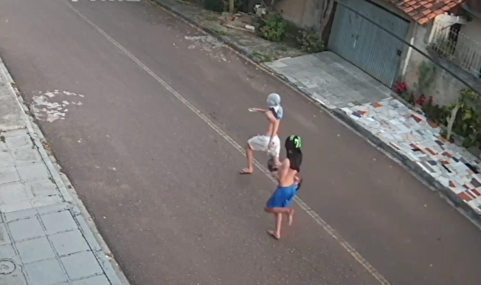 Manicure deixa de atender em casa e gasta R$ 2 mil para consertar portão vandalizado por adolescentes no Sítio Cercado; vídeo