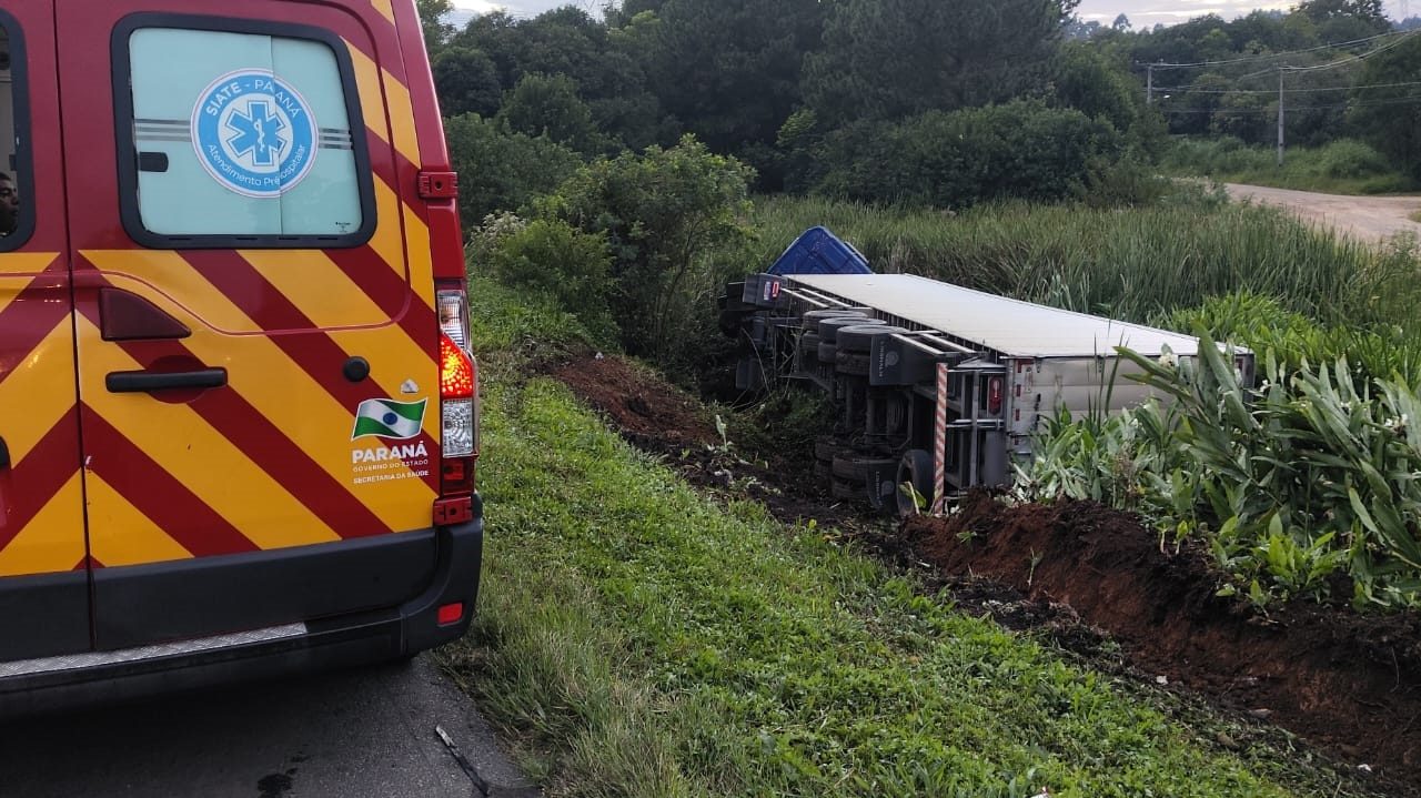 Carreta carregada com ração cai em ribanceira na BR-277, em Campo Largo; motorista diz que sofreu mal súbito