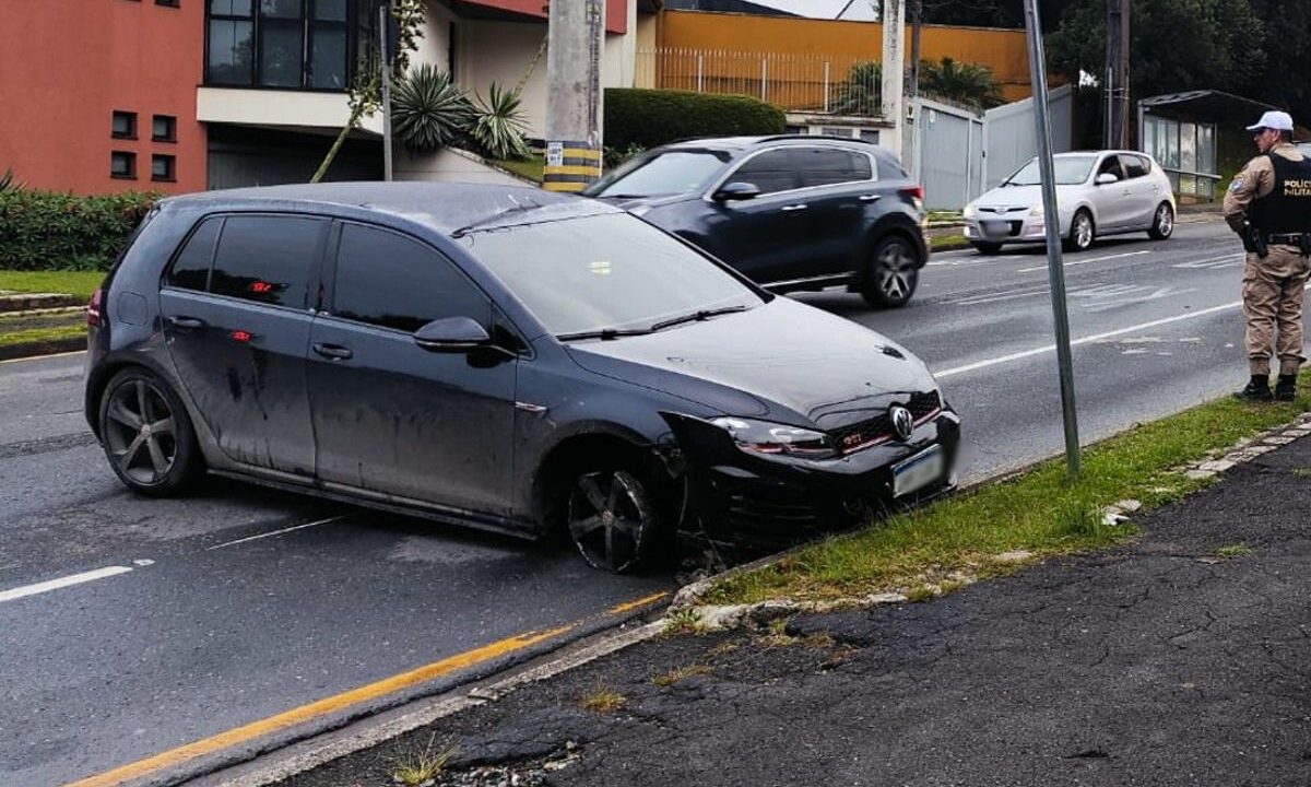 carro-abandonado-rua-pilarzinho-1