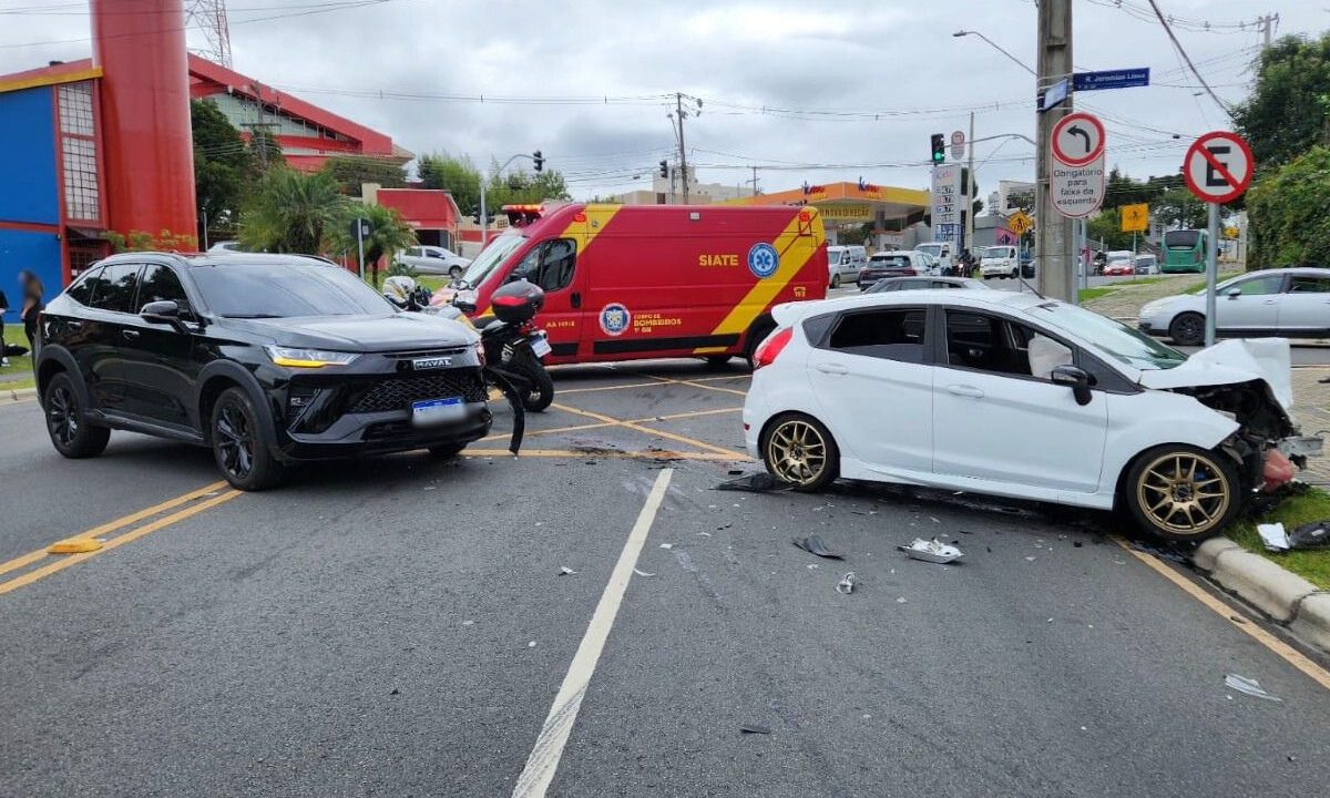 colisao-entre-dois-carros-complica-transito-em-cruzamento-no-vista-alegre-2