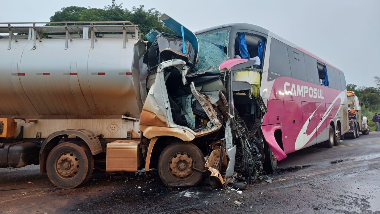 grave-acidente-onibus-caminhao-tres-mortos-campo-mourão-1