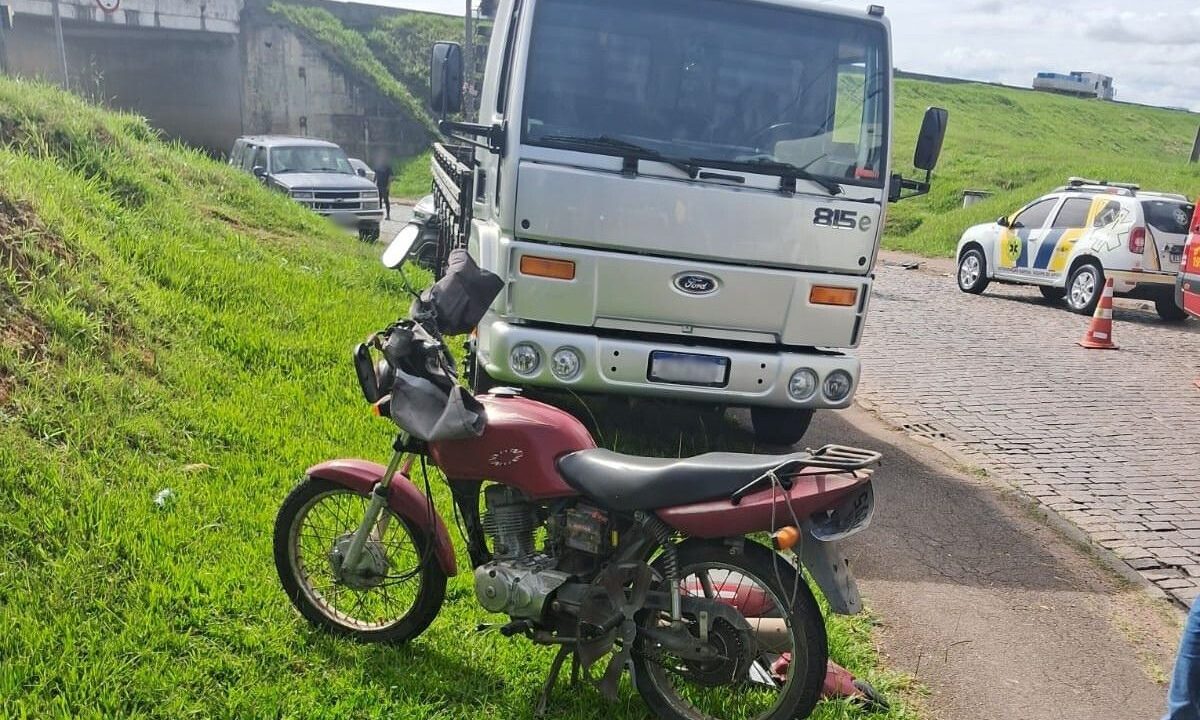 motociclista-lancado-caminhao-bater-de-frente-carro-sao-jose-dos-pinhais-5