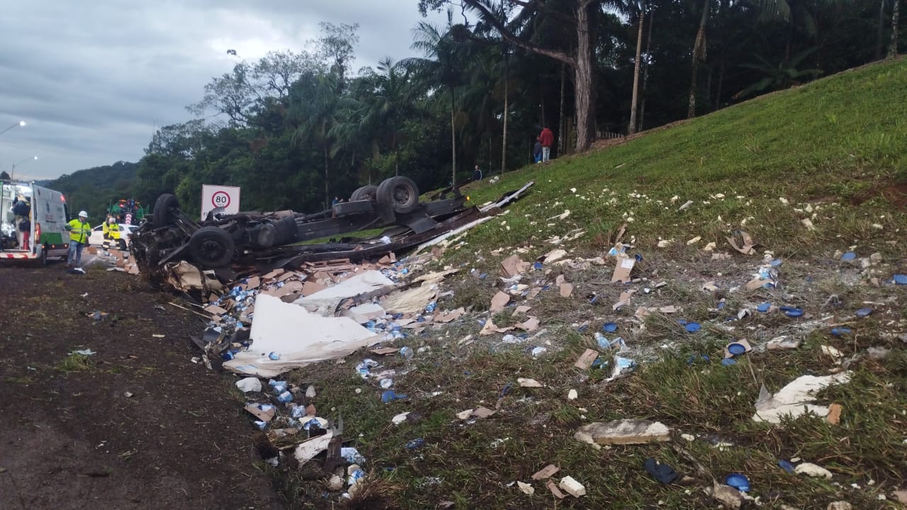 Motorista de caminhonete morre após ser atingido por caminhão na BR-376, em Guaratuba; dois ficaram feridos