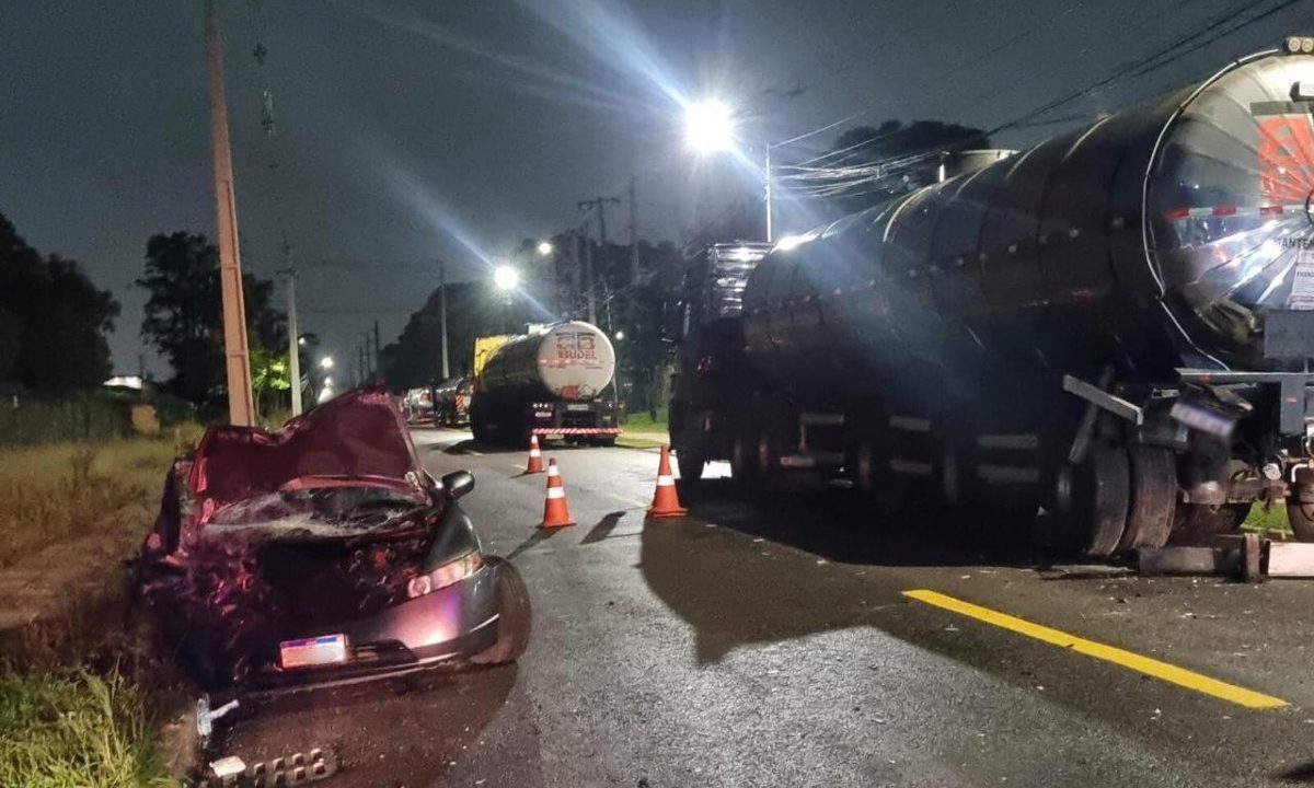 motorista-ferido-perder-controle-carro-e-bater-contra-carreta-cic