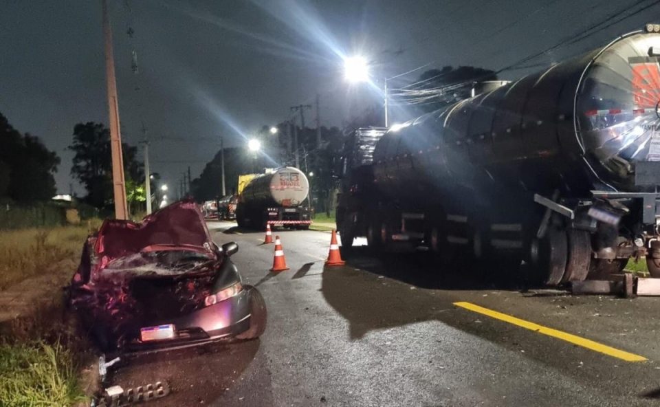 motorista-ferido-perder-controle-carro-e-bater-contra-carreta-cic
