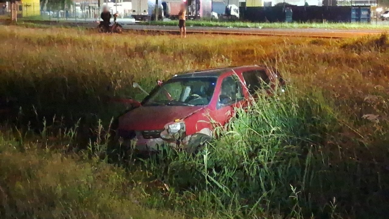 Motorista é ejetado de carro e morre atropelado por carreta após invadir pista contrária no Contorno Sul