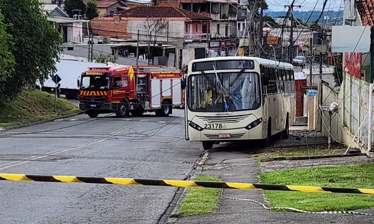 onibus-derruba-poste-descer-re-motorista-mal-subito-perder-controle-direcao-colombo-1