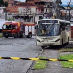 onibus-derruba-poste-descer-re-motorista-mal-subito-perder-controle-direcao-colombo-1
