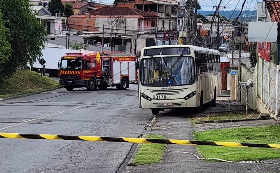 onibus-derruba-poste-descer-re-motorista-mal-subito-perder-controle-direcao-colombo-1