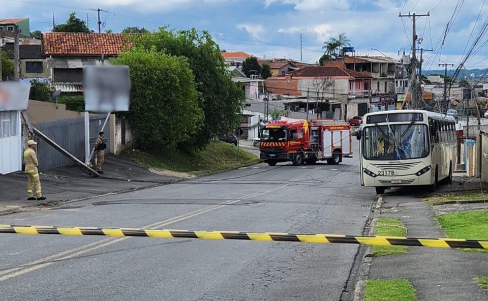 onibus-derruba-poste-descer-re-motorista-mal-subito-perder-controle-direcao-colombo-2