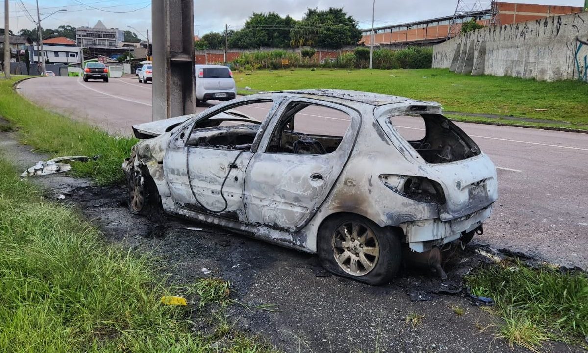 veiculo-totalmente-destruido-colidir-contra-poste-e-pegar-fogo-pinheirinho-1