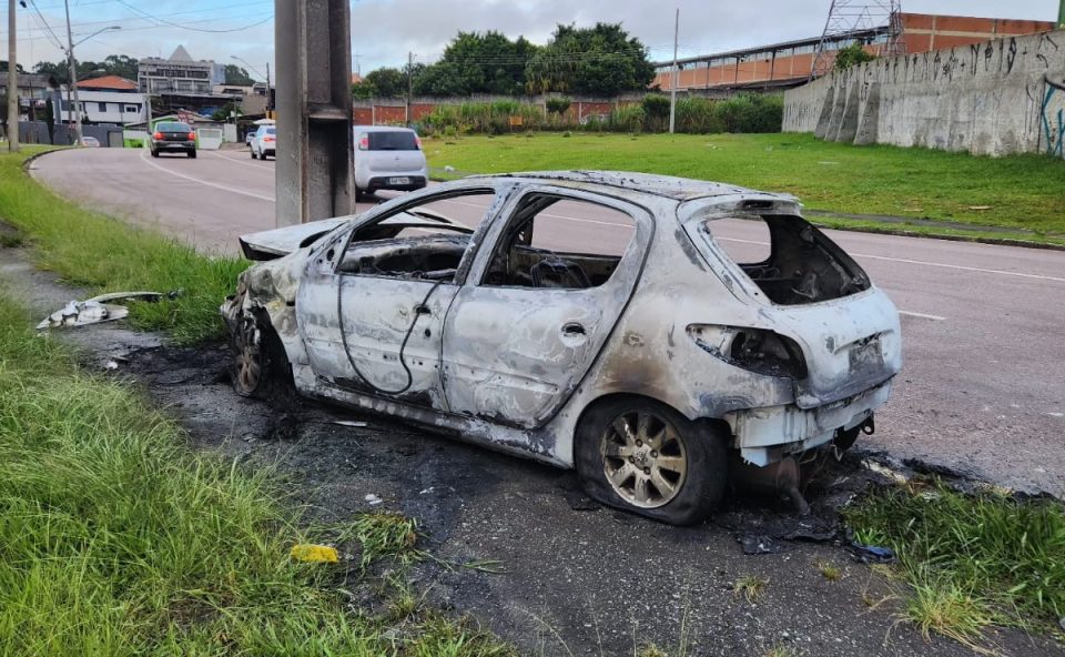 veiculo-totalmente-destruido-colidir-contra-poste-e-pegar-fogo-pinheirinho-1