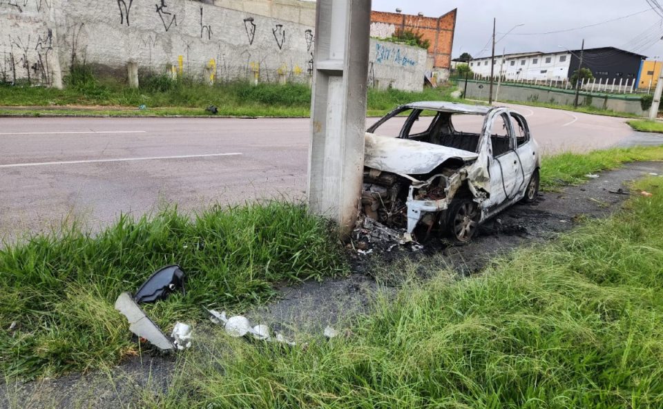 veiculo-totalmente-destruido-colidir-contra-poste-e-pegar-fogo-pinheirinho