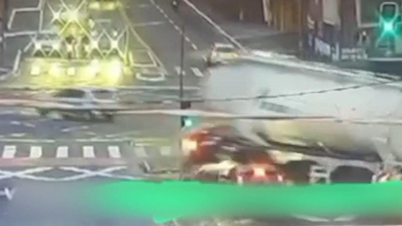acidente-caminhão-trem-carros-moto-pinhais