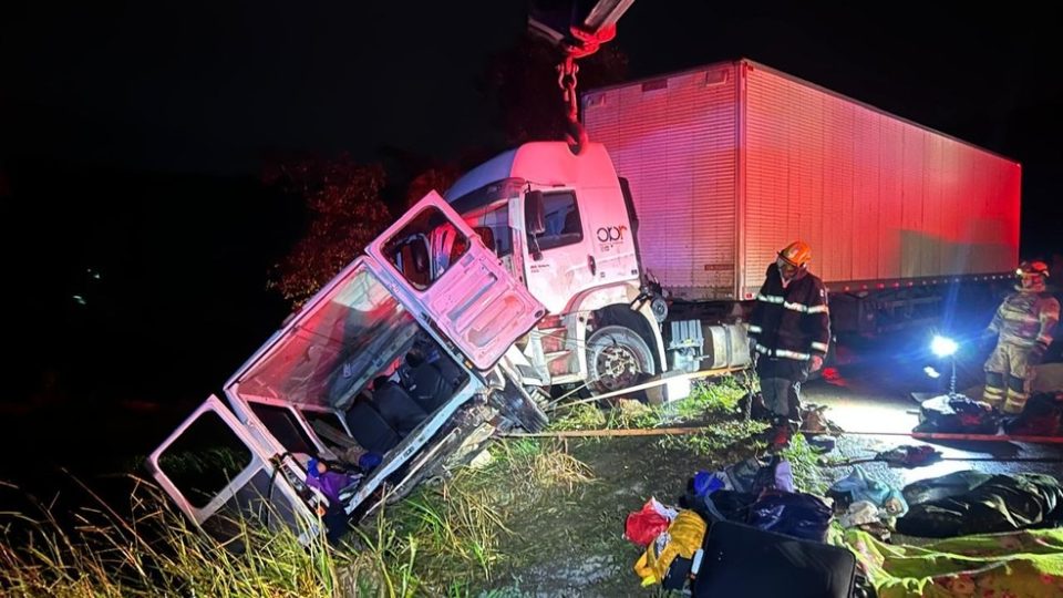 Nove pessoas morrem após van bater de frente com carreta na BR-251